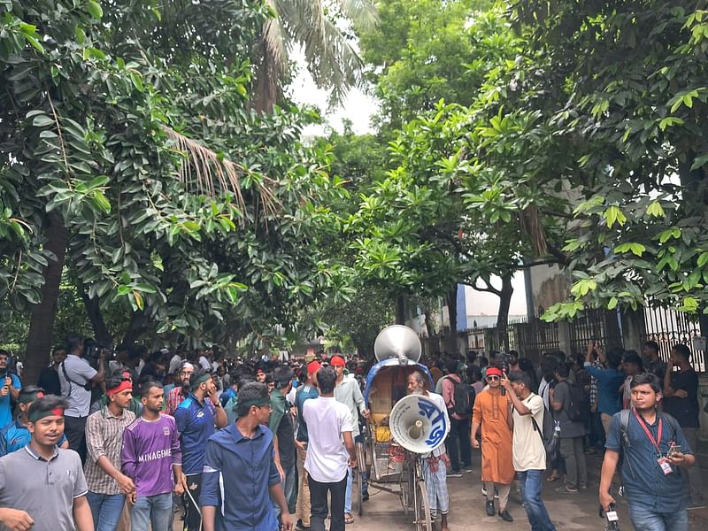 ক্যাম্পাসের বিভিন্ন সড়ক ঘুরে মিছিলটির শাহবাগ মোড়ে যাওয়ার কথা